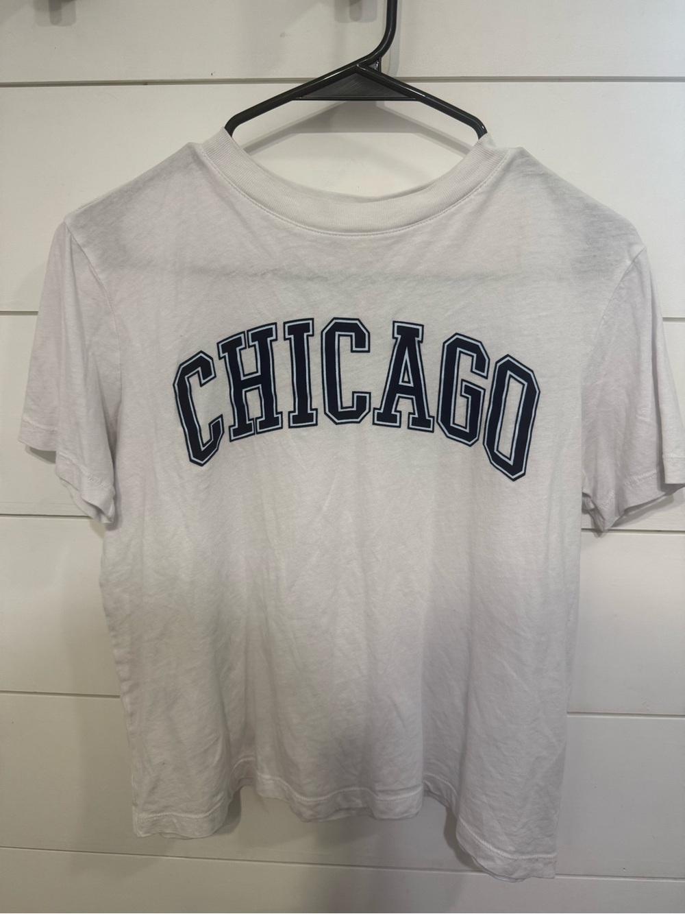 H&M White Short-Sleeve Tee with Navy 'CHICAGO' Arch Graphic